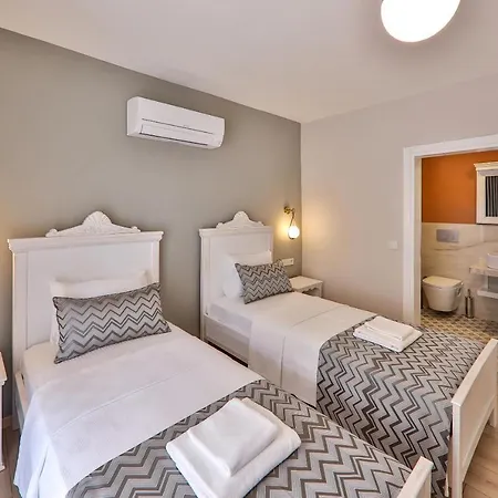 Lora Hotel *