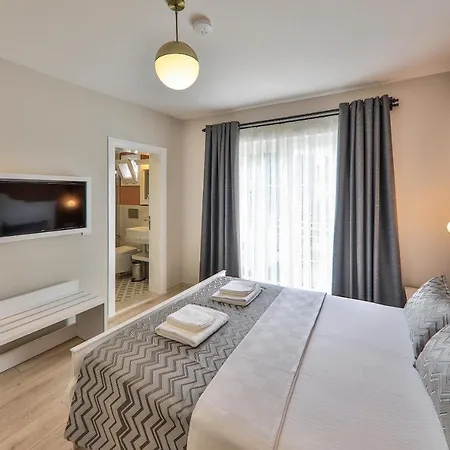 Lora Hotel *