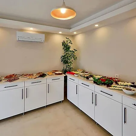 فندق Lora