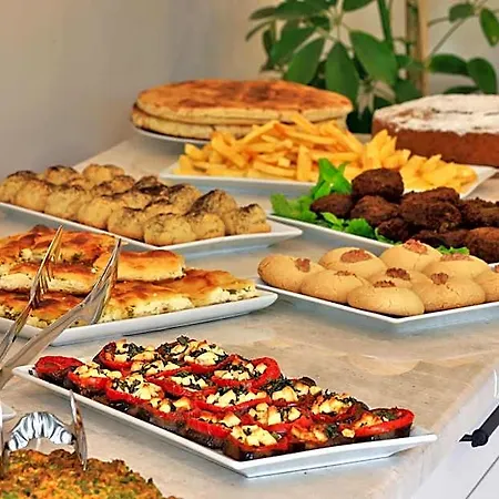 Lora فندق