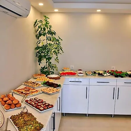 فندق Lora